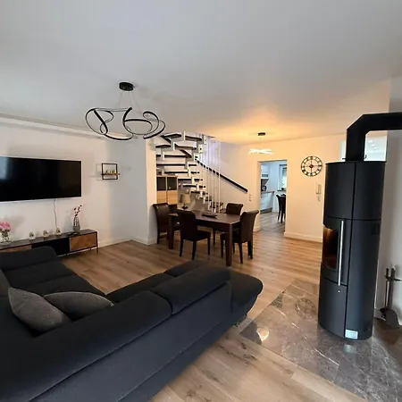 Schoenes Modernes House In *